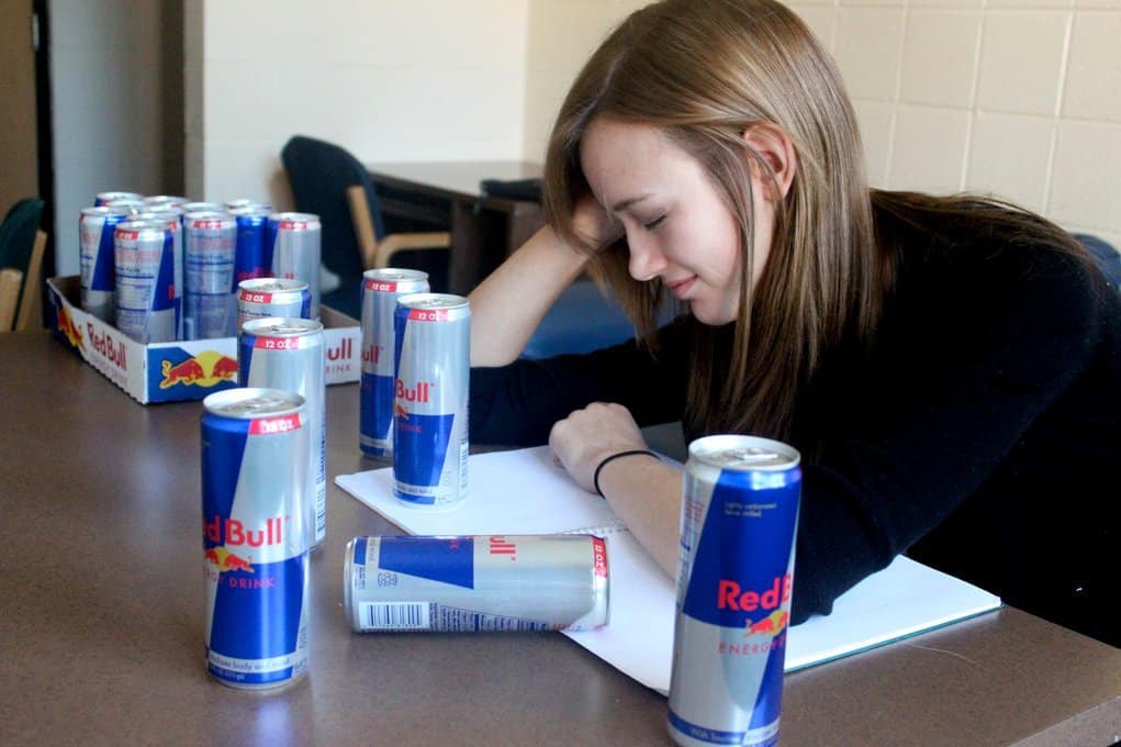 Estudiante rodeada de latas de Red Bull
